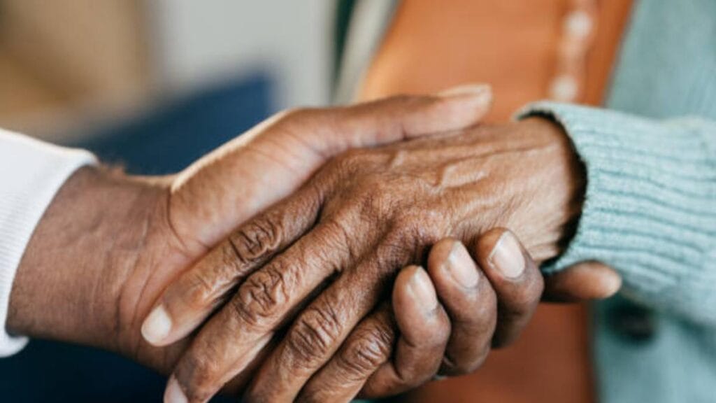 Las señales ocultas del envejecimiento que sus uñas están mostrando, según dermatólogos