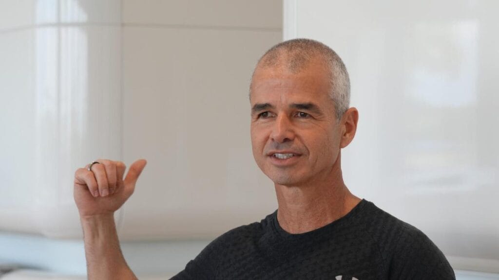 Médico tiene 55 años, pero dice que está más sano que hace 20 gracias a este secreto para vivir más tiempo