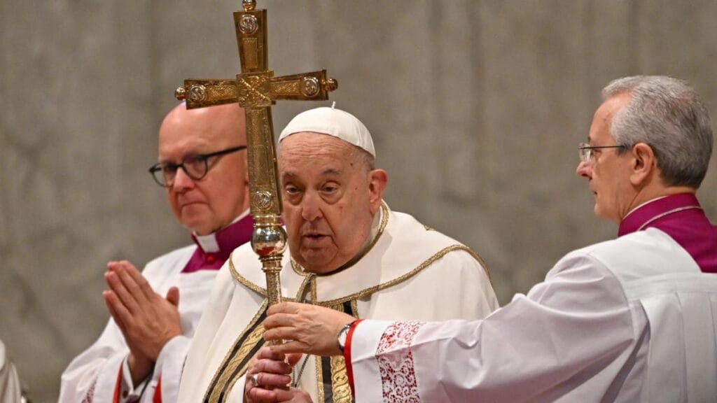 Papa Francisco, respirando con dificultad, envió primer mensaje en audio desde el hospital