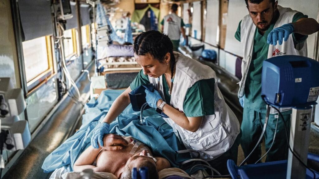 la historia del colombiano que atiende a heridos de guerra