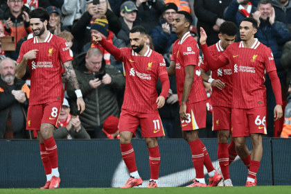 ¿Mal ambiente en Liverpool? Referentes protagonizaron duro cruce