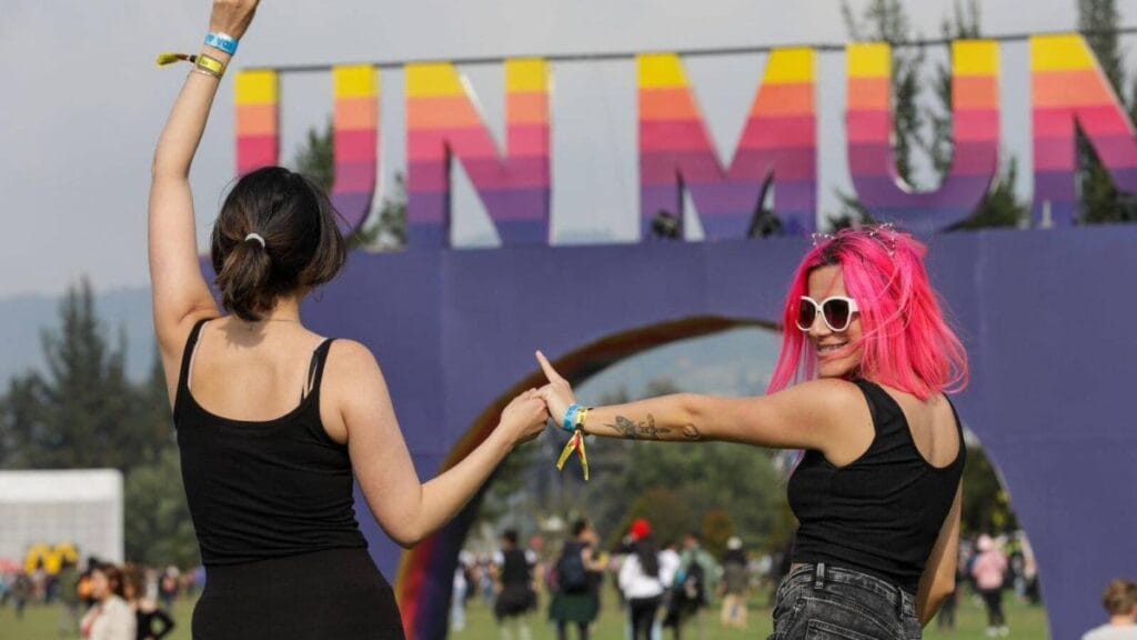 ¿Todavía quedan boletas? ¿Hay parqueadero en el Simón Bolívar?