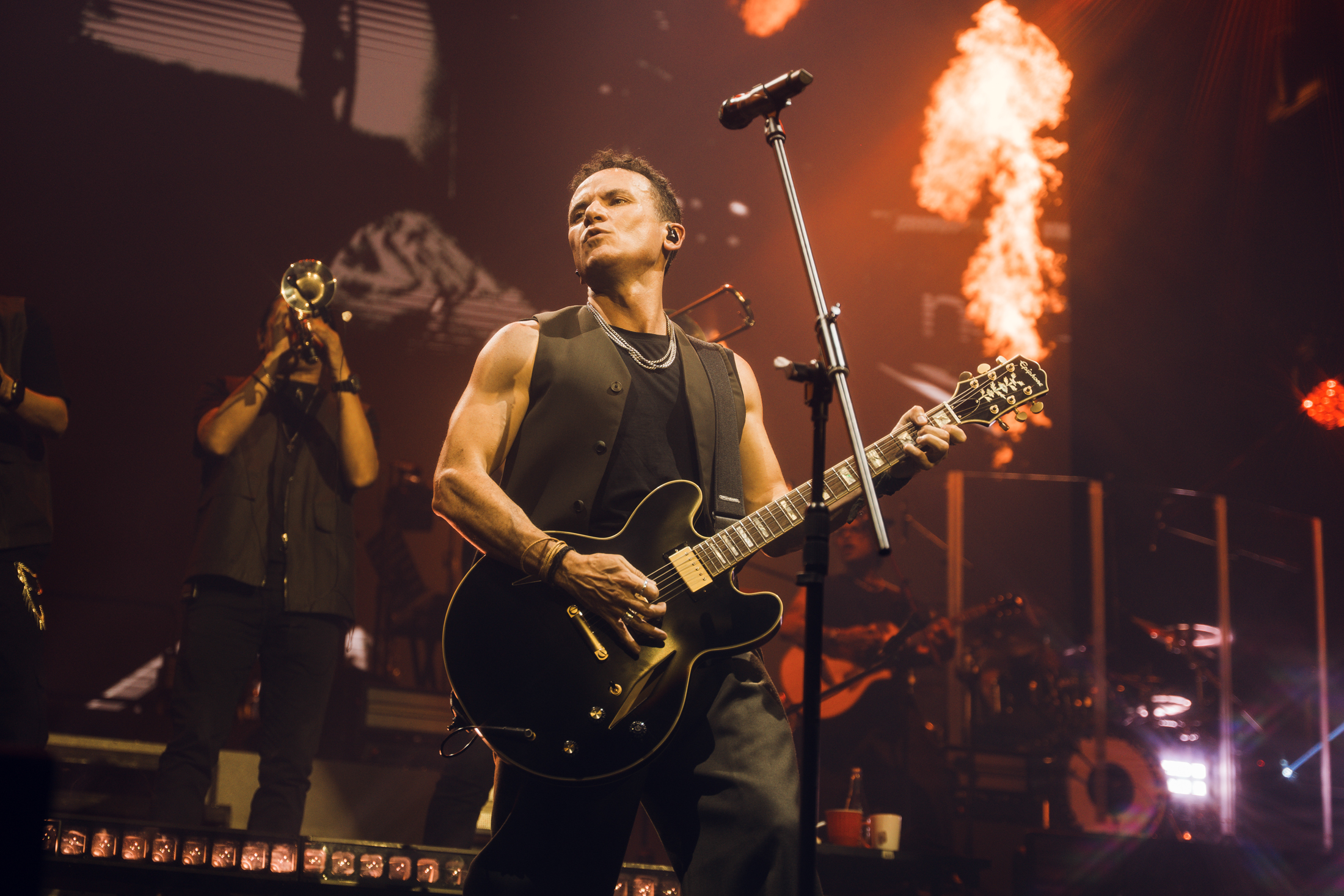 Fonseca durante su concierto del 'Tropicalia Tour' en Bogotá, el 4 de abril de 2025.