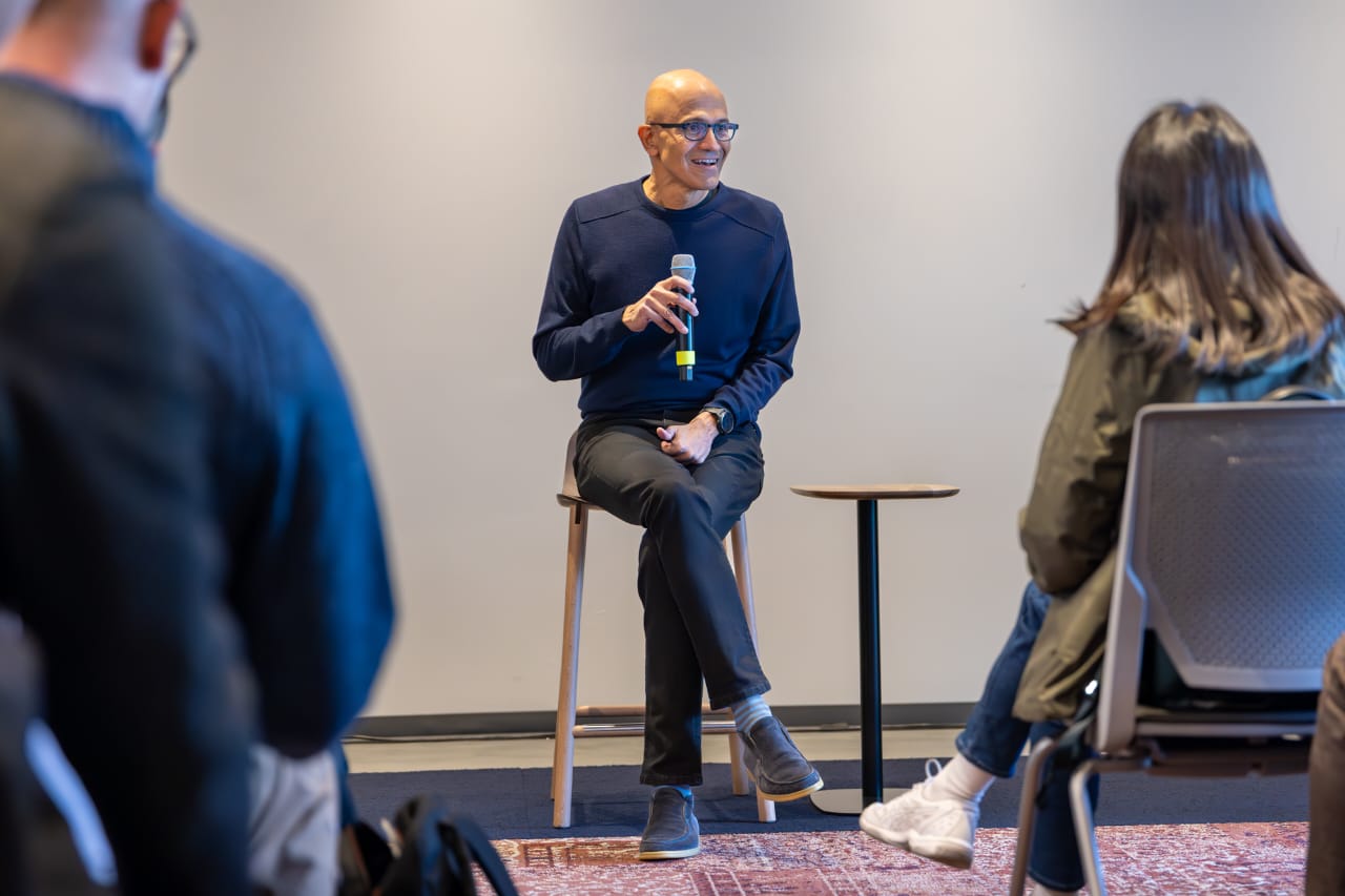 Satya Nadella, CEO de Microsoft, durante su encuentro con periodistas en el marco del Microsoft 50th Anniversary – Innovation Campus Tour.