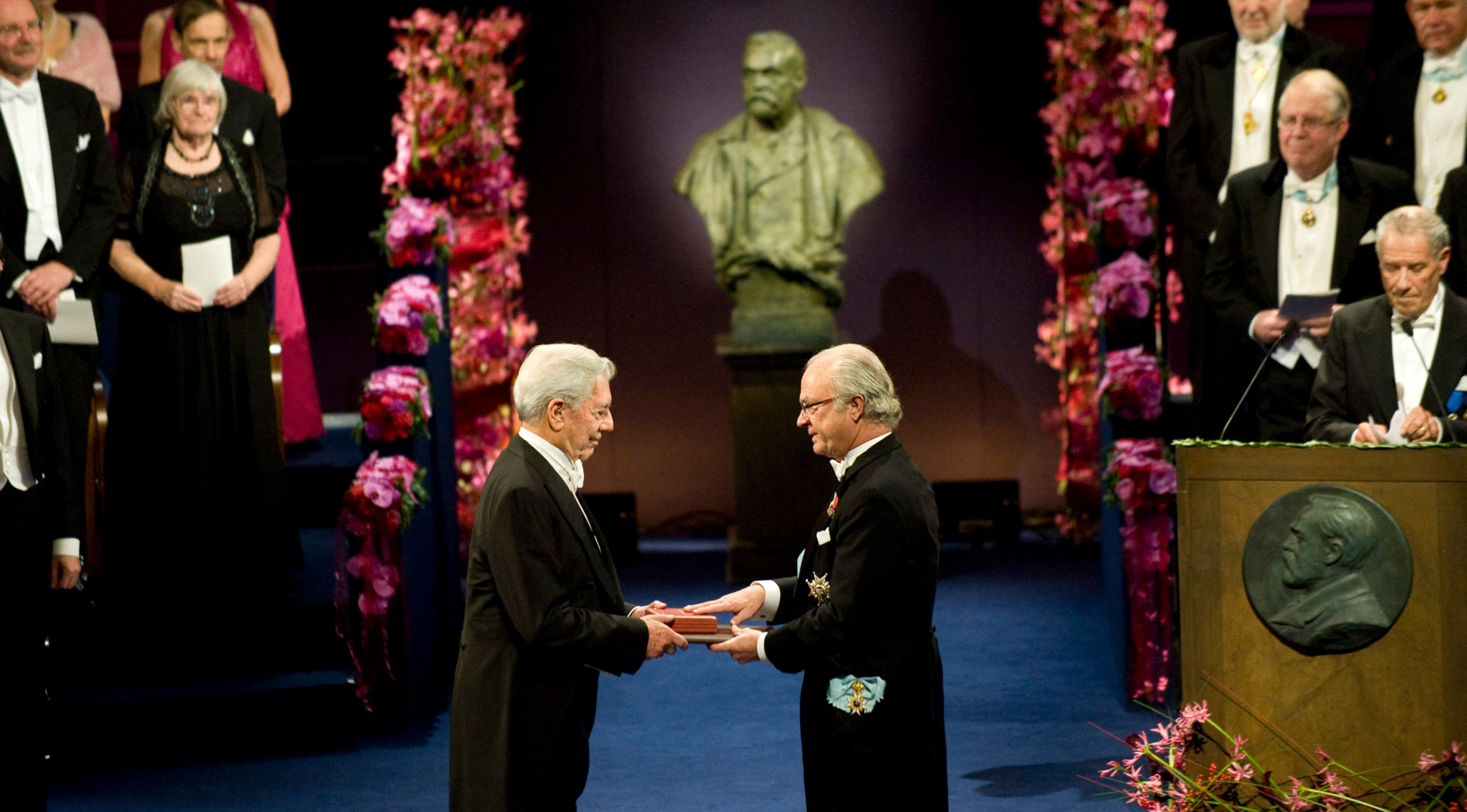 Mario Vargas Llosa recibe el Nobel Literatura en 2010.