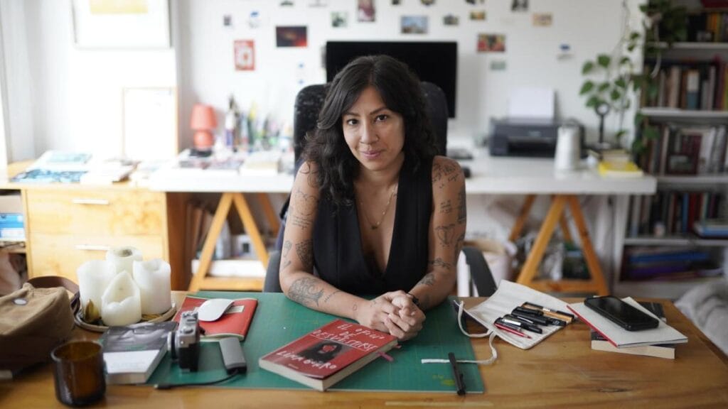 'El oficio de desvestirse' y una invitación a habitar la curiosidad a través de las letras y la fotografía