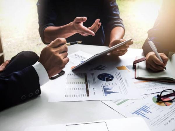 El papel estratégico del abogado en la toma de decisiones corporativas | Economía