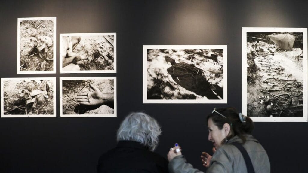 España y Colombia cruzan miradas sobre sus fosas comunes en una exposición fotográfica