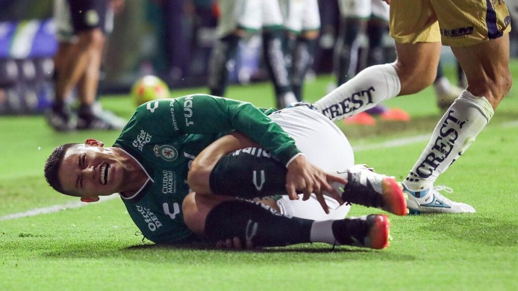 James Rodríguez explota contra el árbitro, discute y en México le dan con todo: 'berrinchitos aquí no'; video