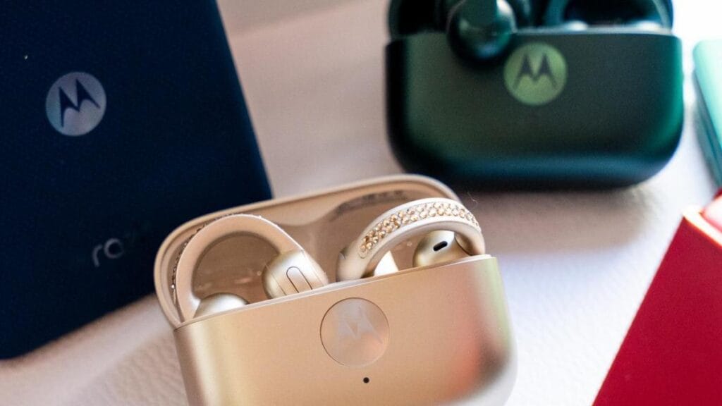 Motorola presenta los nuevos Moto Buds Loop con sonido espacial y diseño resistente al agua