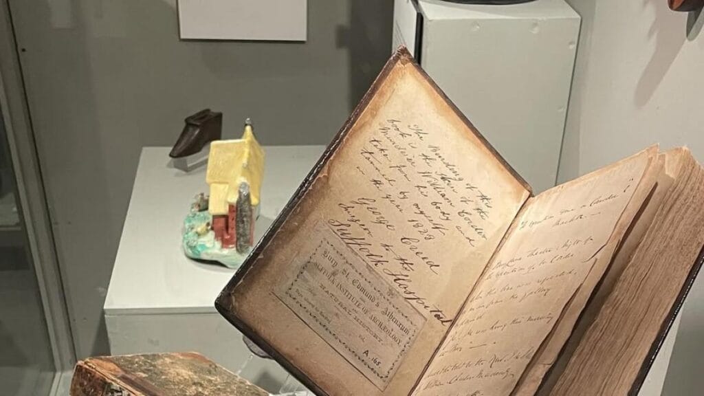 Museo en Inglaterra encuentra libro sobre un asesino que fue encuadernado con la piel del criminal