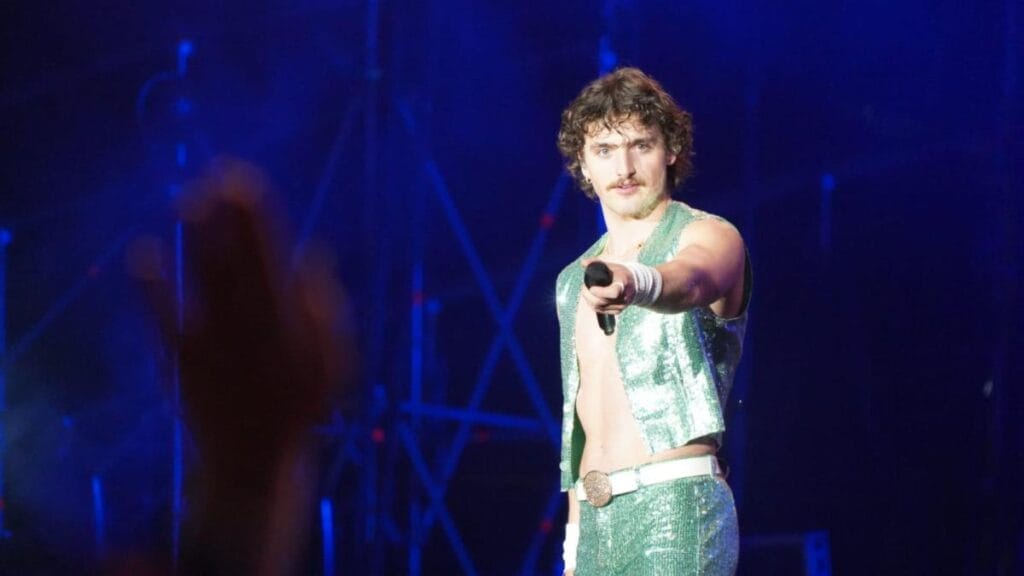 la noche en que Benson Boone honró a Queen cantando su himno rockero y haciendo acrobacias