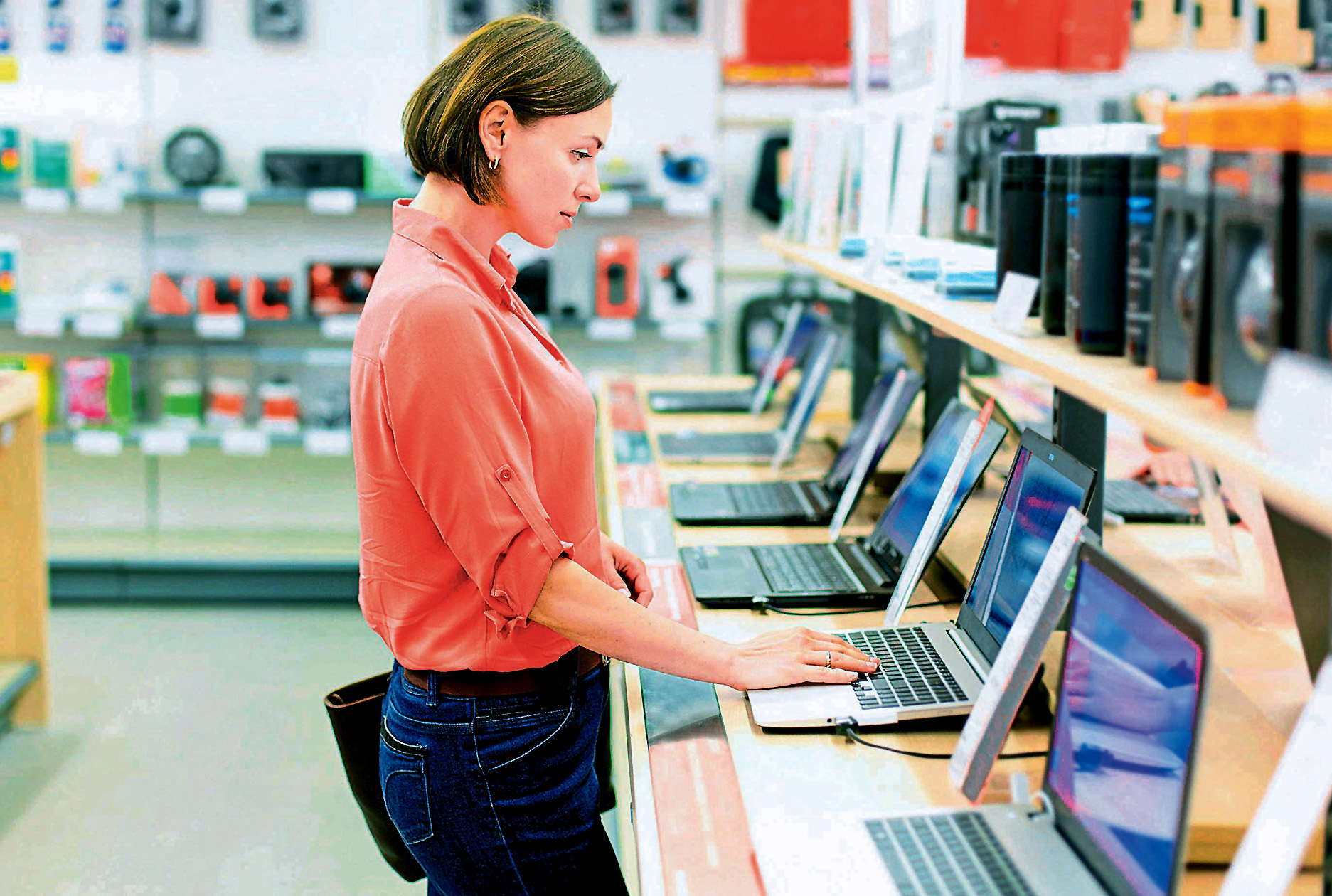 Los portátiles, al incorporar monitor, teclado y ‘mouse’, pueden resultar más económicos en comparación con los computadores de escritorio.