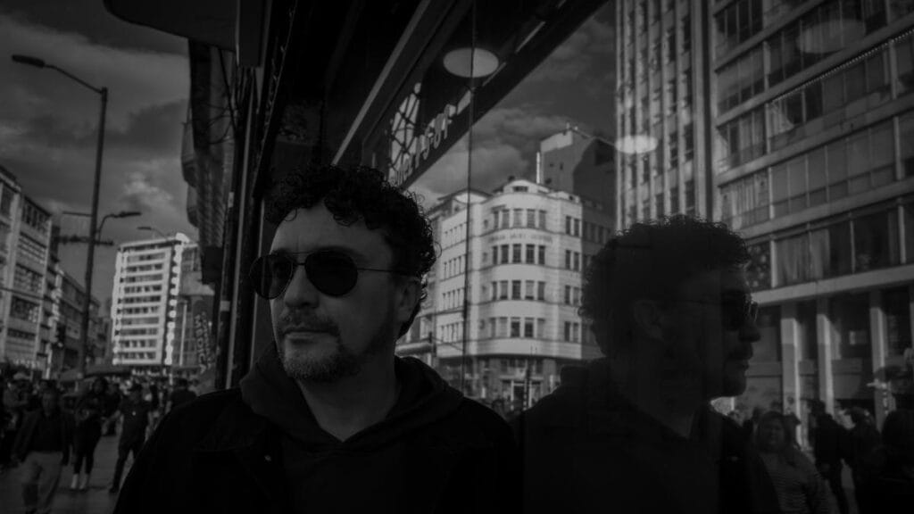 Andrés Cepeda recorre su carrera con el álbum ‘Bogotá’, una retrospectiva personal y musical
