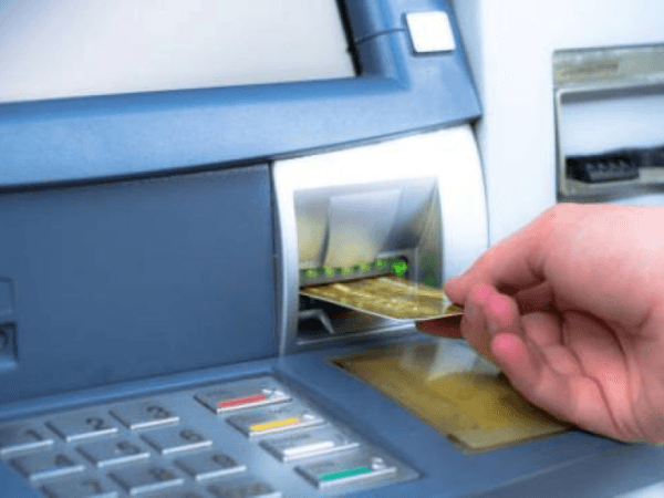 Así puede saber si un cajero automático tiene un clonador oculto | Finanzas | Economía