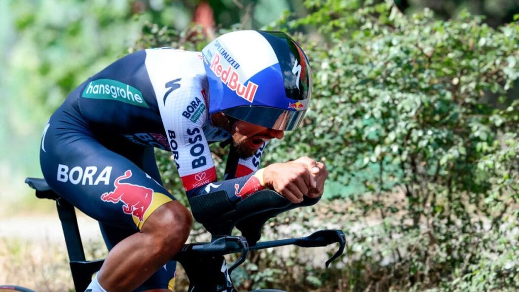 Daniel Felipe Martínez sacó la cara en la crono, así quedaron los colombianos en la general