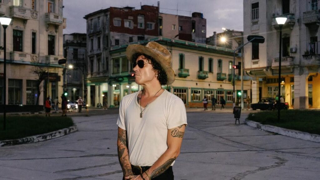 'Espero que mis canciones tengan algo válido para pasado mañana, que no sean esclavas del tiempo': Enrique Bunbury