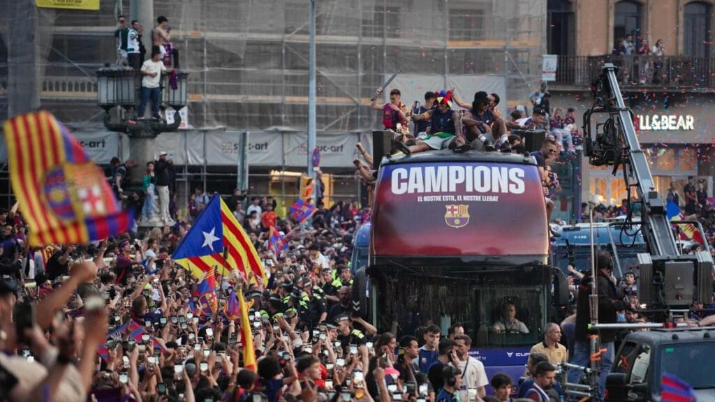 Hinchas del FC Barcelona se desbordaron de alegría por la celebración del triplete español