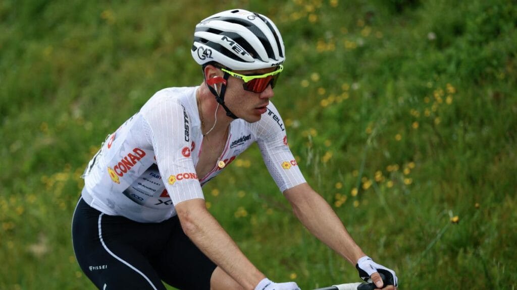 Juan Ayuso, que llegó como favorito, se retira por insólita situación en la etapa 18