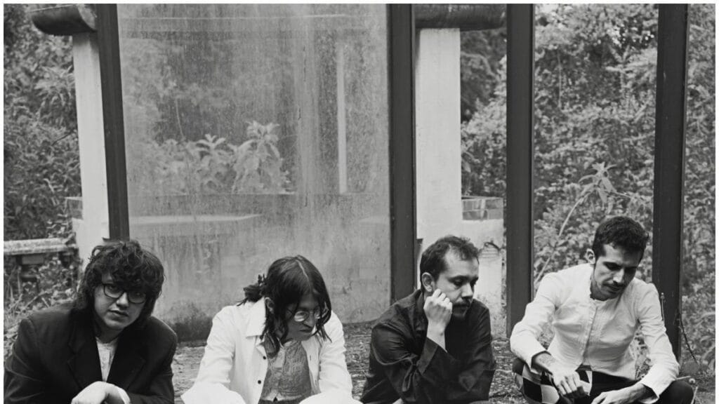 Nicolás y los Fumadores exploran la melancolía y la oscuridad con ‘Nochenegra’, su tercer álbum