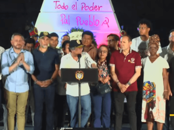 Presidente Petro insiste en la consulta popular y | Gobierno | Economía