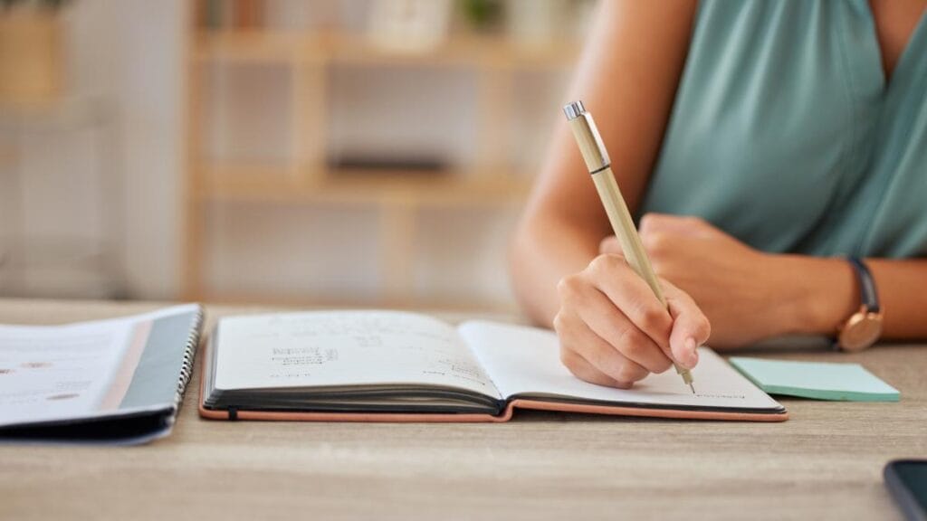 ¿Qué significa cuando una persona subraya su nombre en la firma, según la psicología?