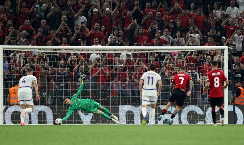 La tapada de Petrovic a Rey Manaj en el penal de Albania REUTERS/Florion Goga