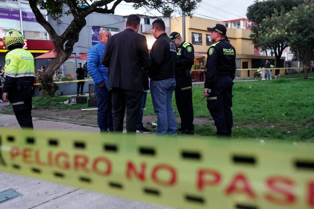 La Policía Nacional y de la Fiscalía acordonan la zona del atentado al candidato presidencial Miguel Urribe.