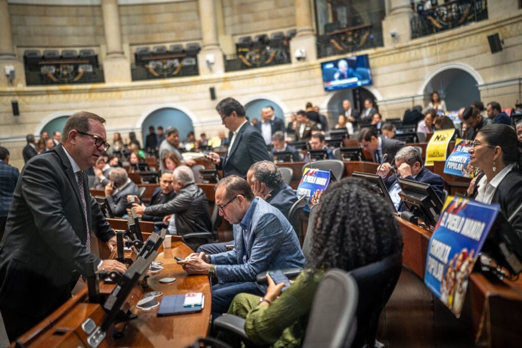 El ministro de Trabajo, Antonio Sanguino (centro), durante una discusión de la consulta popular en el Senado de la República, en Bogotá (Colombia), el 14 de mayo del 2025.