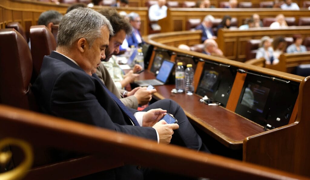 Santos Cerdán dimite tras un demoledor informe que deja tocado a Sánchez y complica la legislatura