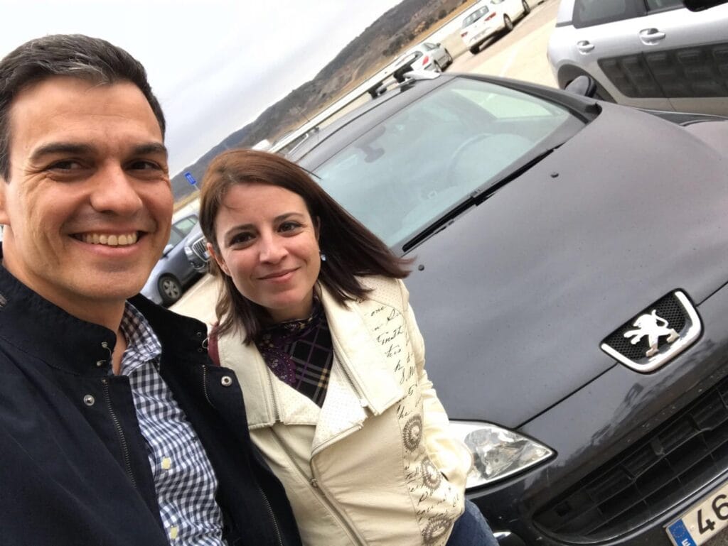 Pedro Sánchez y Adriana Lastra fotografiándose con el Peugeot de Sánchez, publicada el 7 de febrero de 2017 en Twitter. (@ sanchezcastejon)