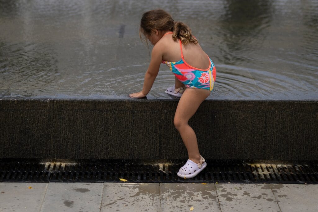 Chapuzones clandestinos en la nueva fuente de Glòries: “Las piscinas municipales son muy caras”