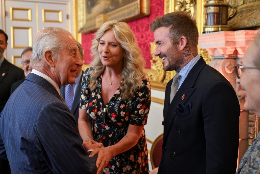 Carlos III nombra a Beckham caballero: ahora será sir David y su esposa, lady Victoria