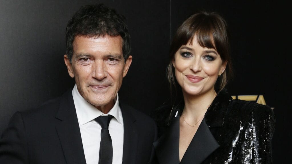 Dakota Johnson encontró en Antonio Banderas una figura paterna que marcó profundamente su vida desde la infancia (REUTERS/Danny Moloshok)