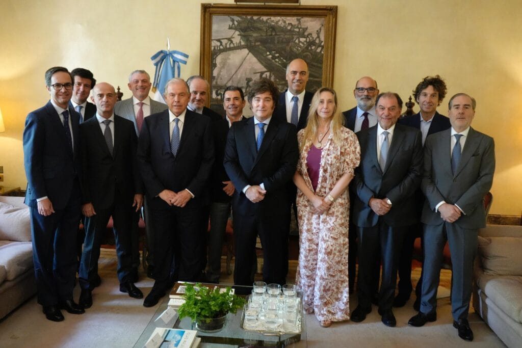 El presidente de Argentina, Javier Milei, junto al grupo de empresarios españoles, este sábado, en la embajada argentina en Madrid.