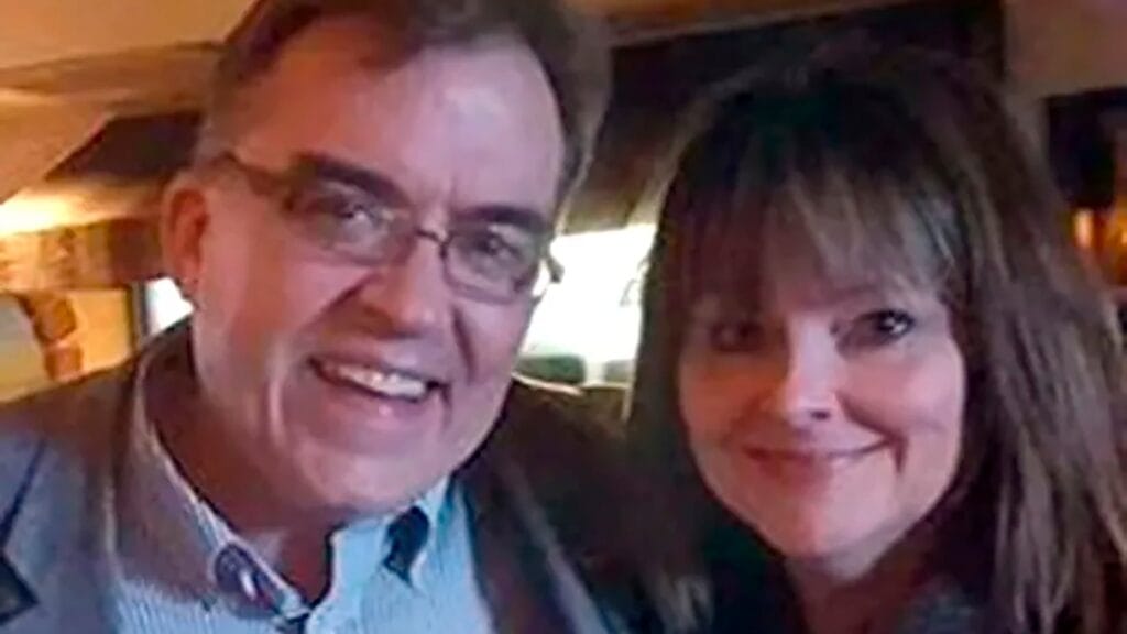 El legislador y su esposa fueron atacados en su casa por un hombre que se hizo pasar por agente de seguridad. (John Hoffman/Instagram)