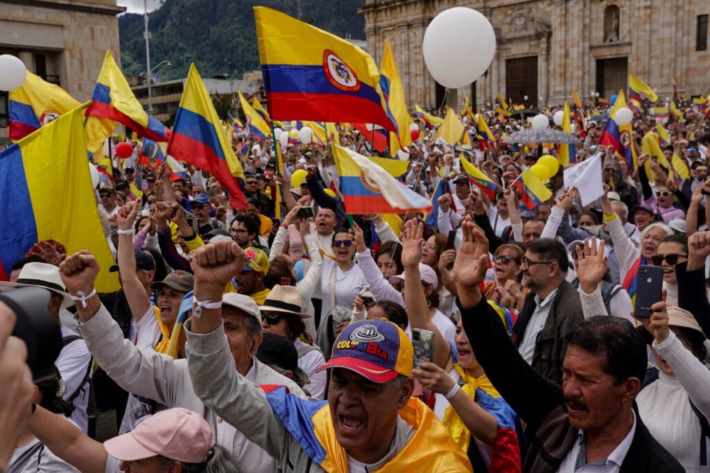 Ciudadanos se concentran en la Plaza Bolívar para repudiar el atentado de Miguel Uribe, en Bogotá.