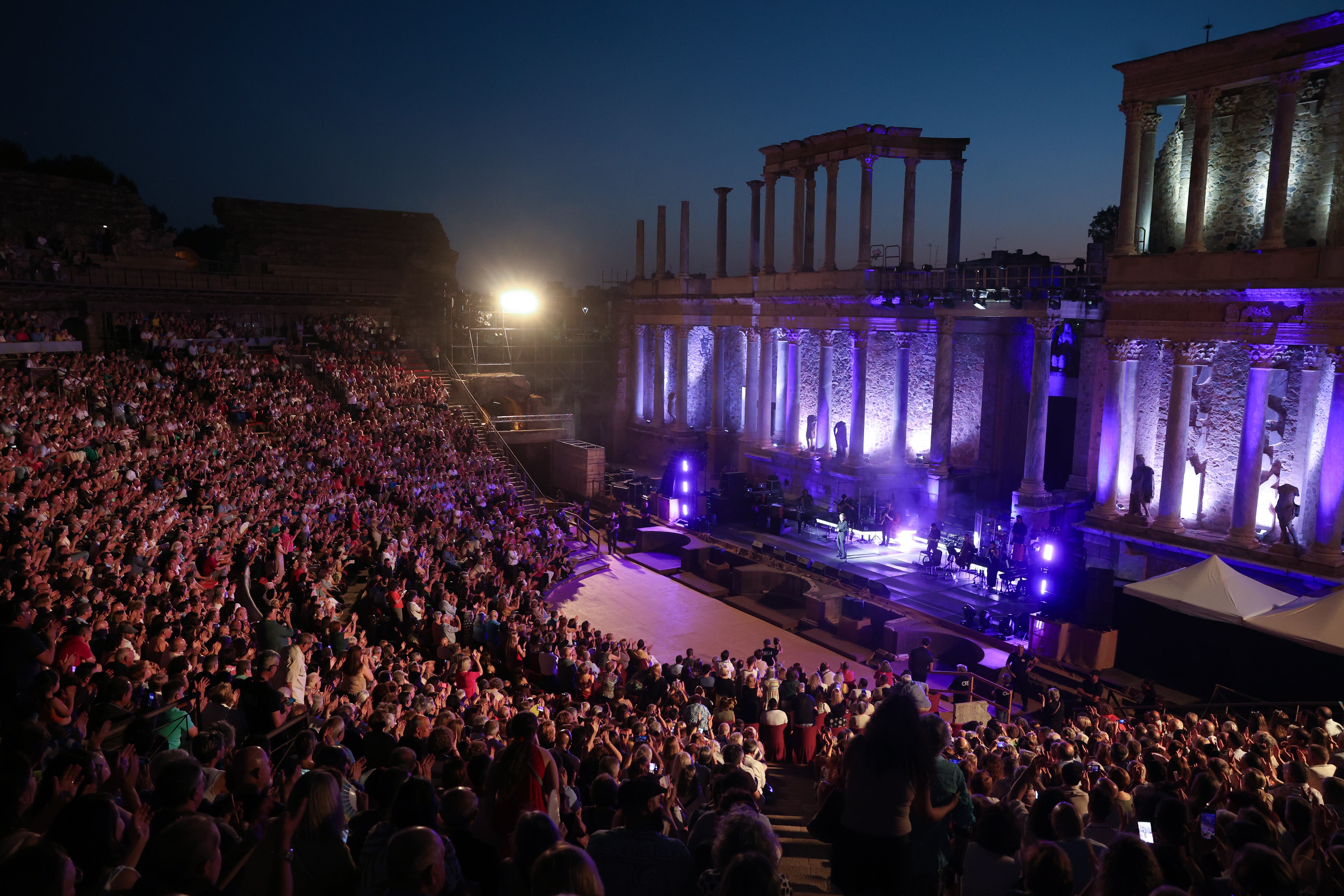 El público asistente al concierto de Raphael en el teatro romano de Mérida, el domingo 15 de junio.