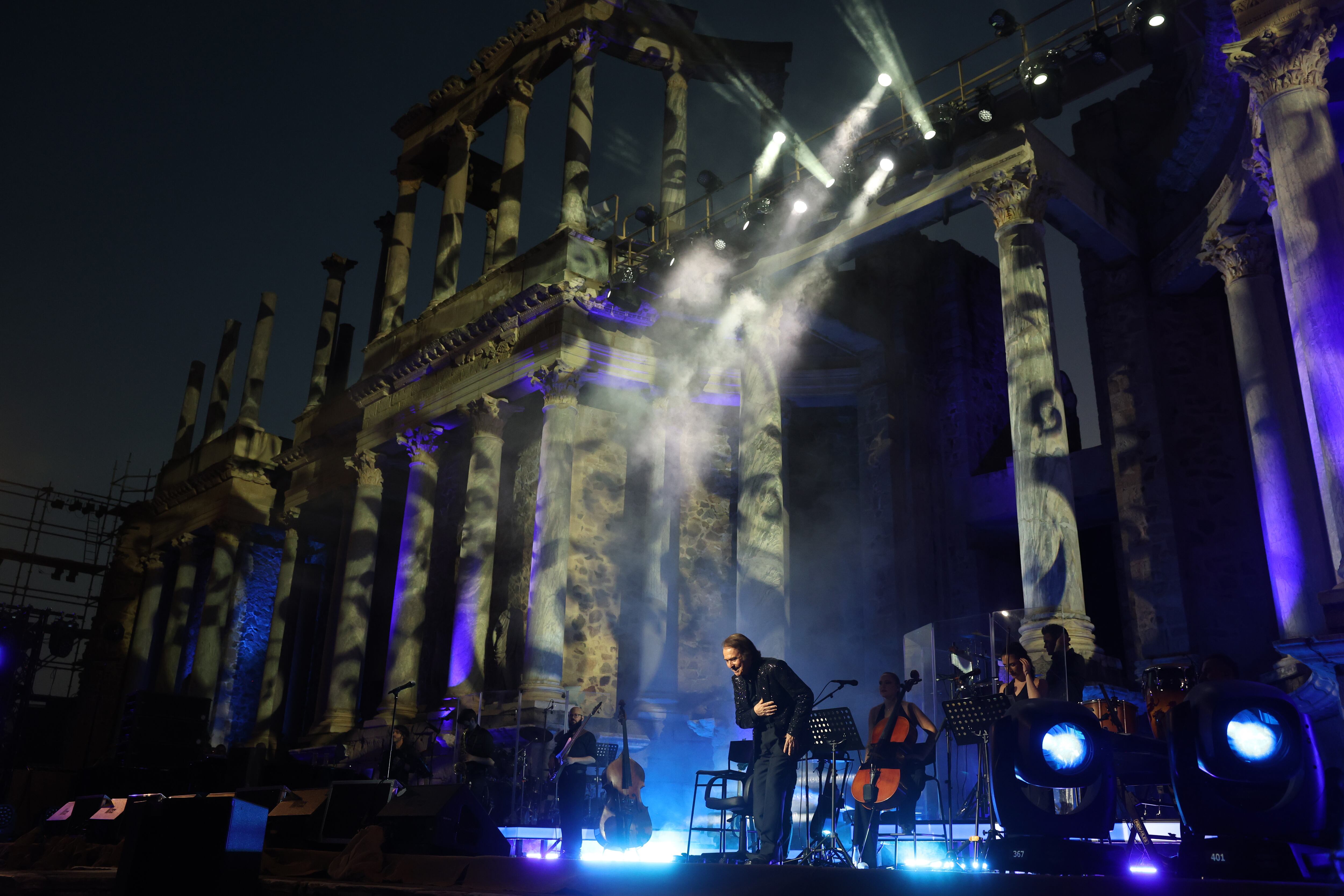 Raphael, durante su concierto en el teatro romano de Mérida, el domingo 15 de junio.