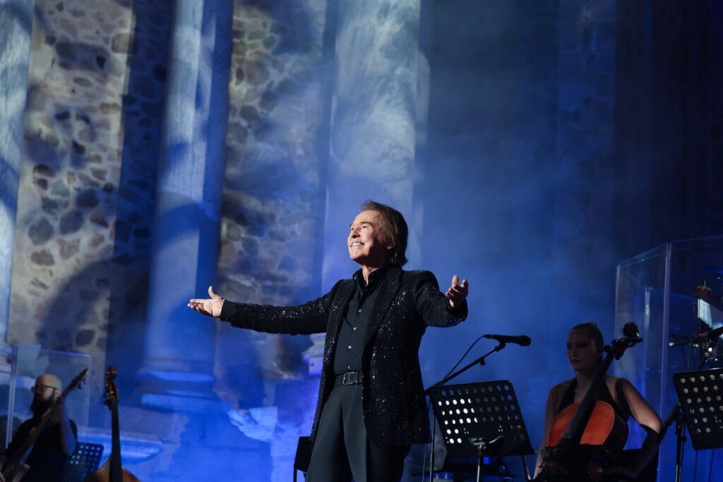 Raphael, en su vuelta a los escenarios, en el teatro Romano de Mérida, el domingo 15 de junio.