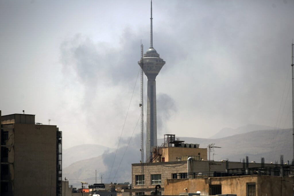 Israel urge a la evacuación de Teherán y bombardea la televisión iraní