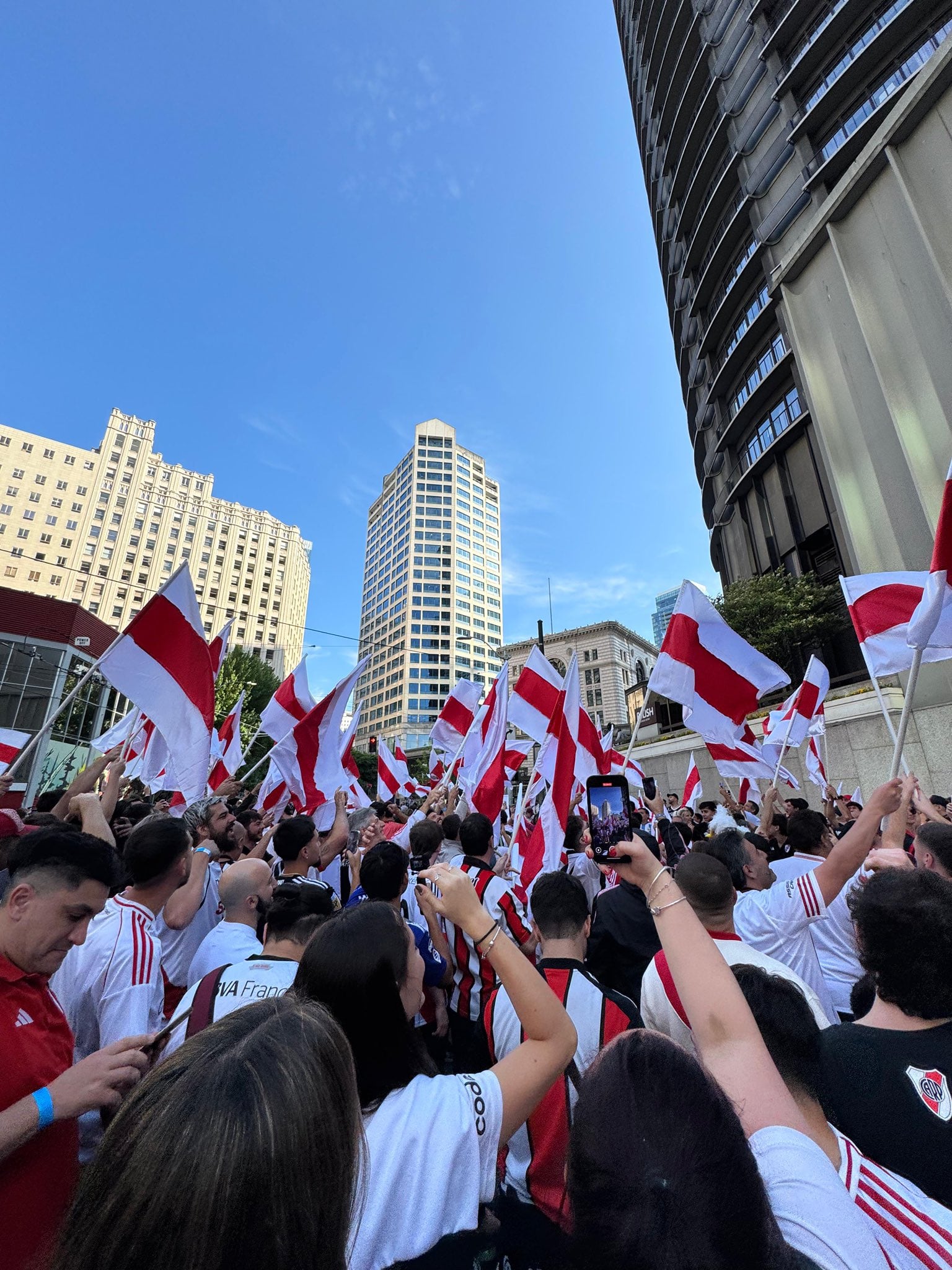 Multitudinario banderazo de River en Seattle (Foto: @DrCarlosTrillo)