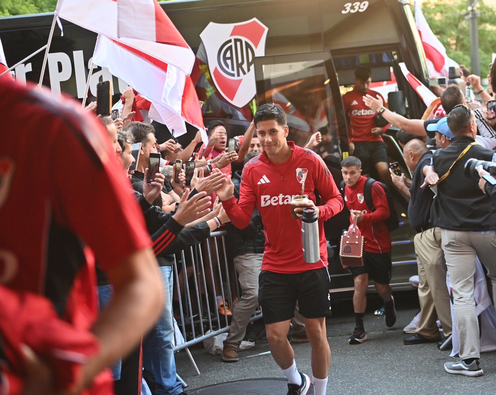 La llegada del plantel de River al hotel en medio del banderazo (Foto: Prensa CARP)
