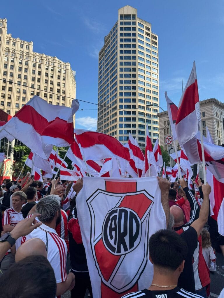 Multitudinario banderazo de River en Seattle (Foto: @DrCarlosTrillo)
