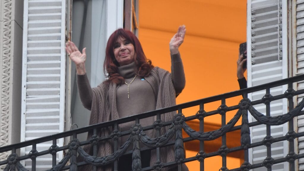 Cristina Kirchner en el balcón de su casa, después de que se confirmara su condena por corrupción, en Buenos Aires, Argentina,  el 16 de junio.