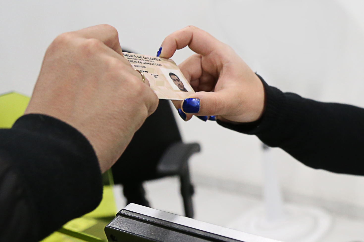 Entrega de una licencia de conducción.