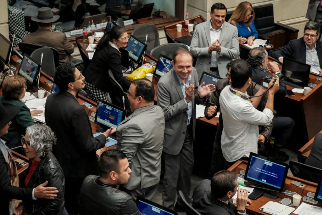 Miembros del partido Pacto Histórico celebran la aprobación de artículos de la reforma laboral durante su debate, en el Senado de Colombia, el 17 de junio.