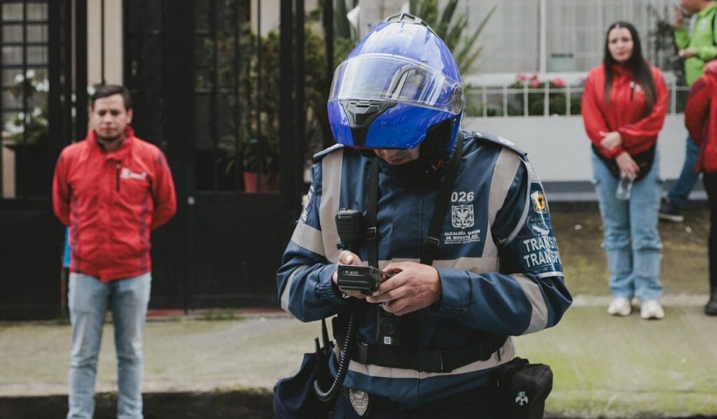 Agente de tránsito evaluando licencia de conducción digital