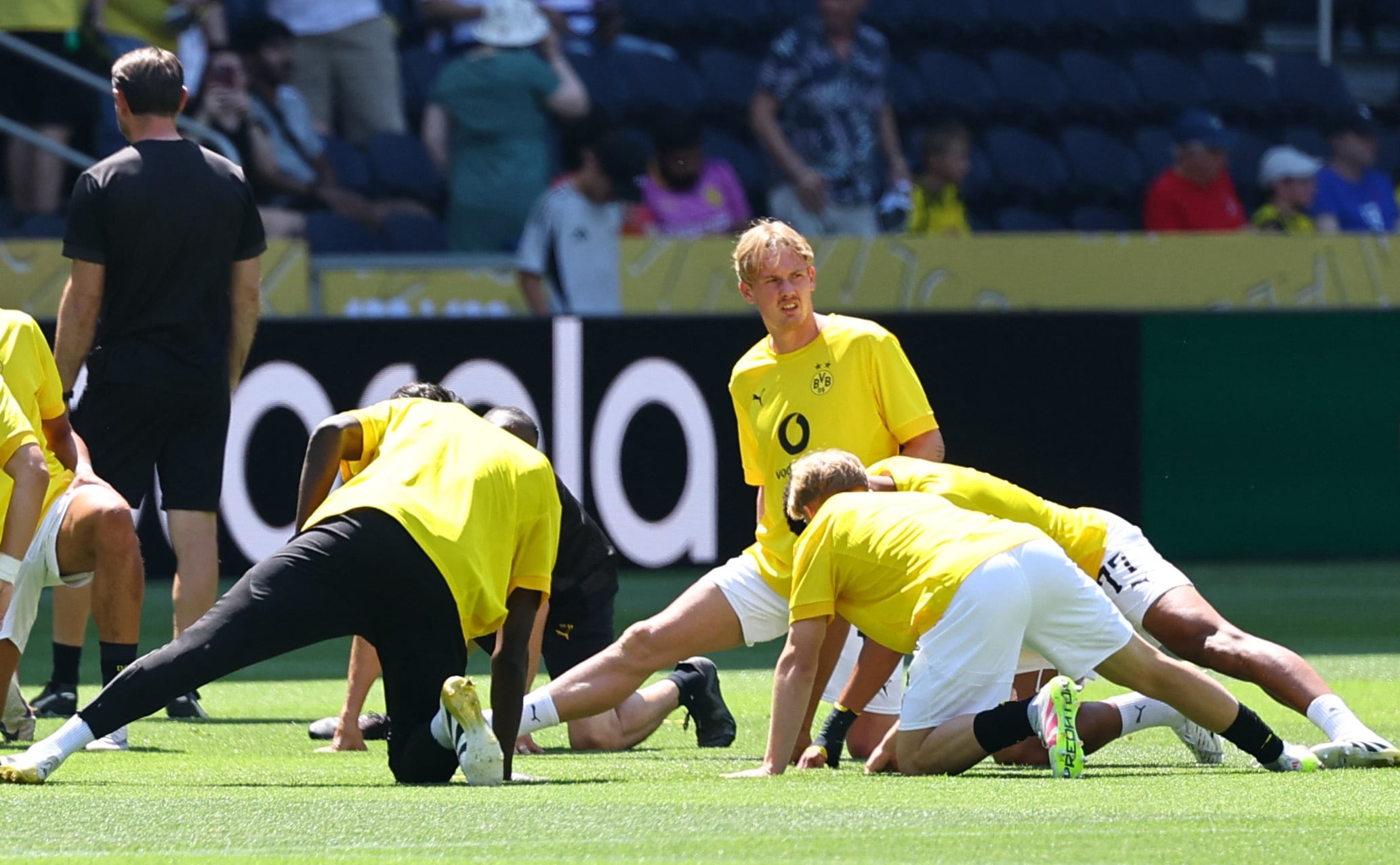  Julian Brandt en el calentamiento junto a sus compañeros-crédito Kai Pfaffenbach/REUTERS
