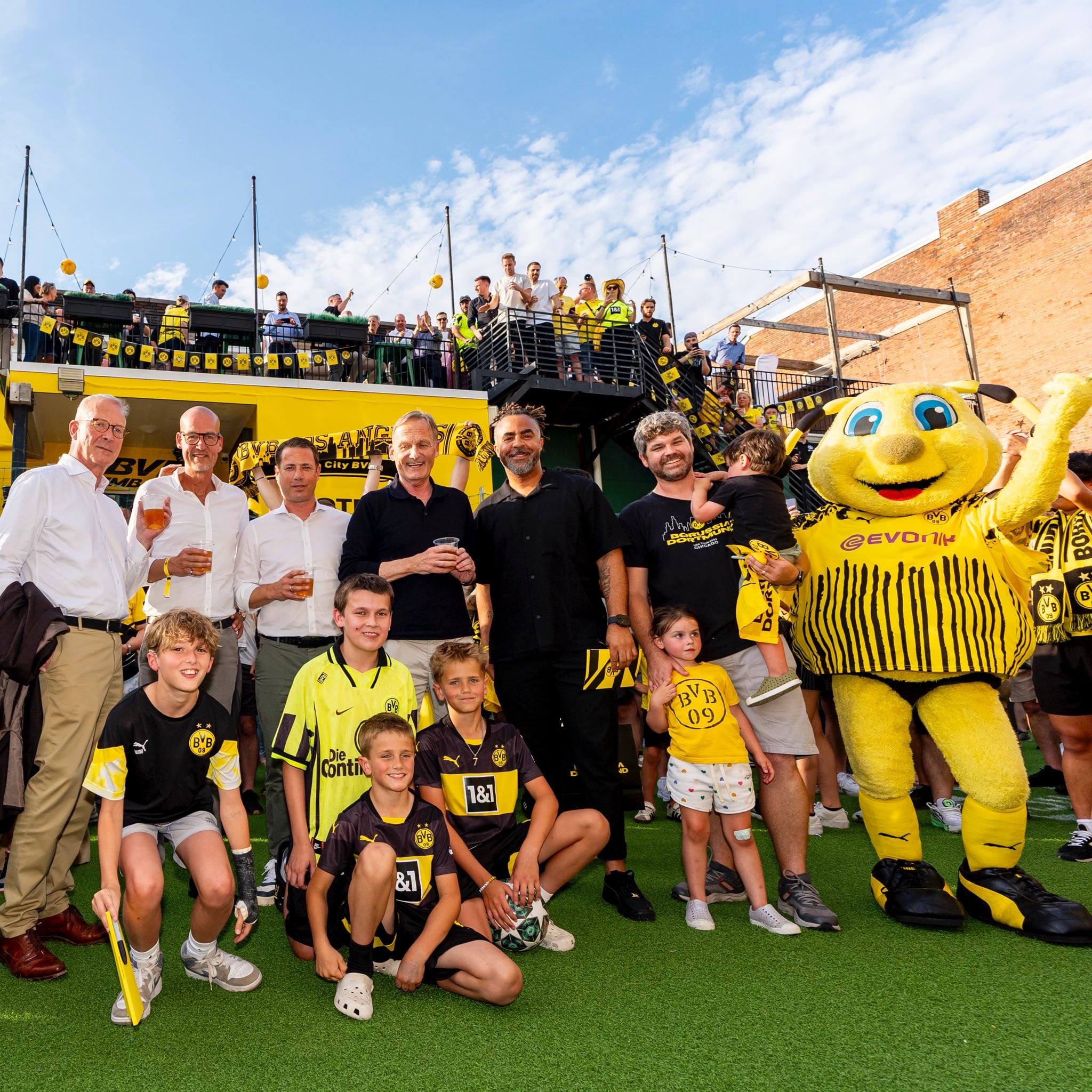 Así vive la previa algunos fanáticos del Borussia Dortmund junto a sus familias-crédito @BlackYellow/X